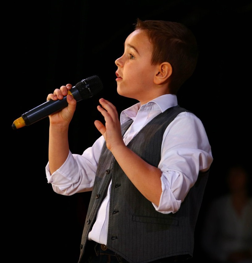 Ребенок вокалист. Дети поют на сцене. Мальчик поет. Детский певец. Мальчик певец.